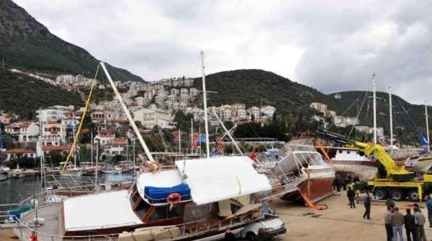 Fırtınanın Devirdiği Tekneler Ayağa Kaldırılıyor
