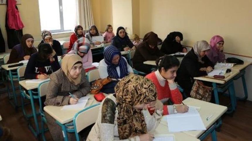 Suriyeli Ve Iraklılar'a T&uuml;rk&ccedil;e Kursu