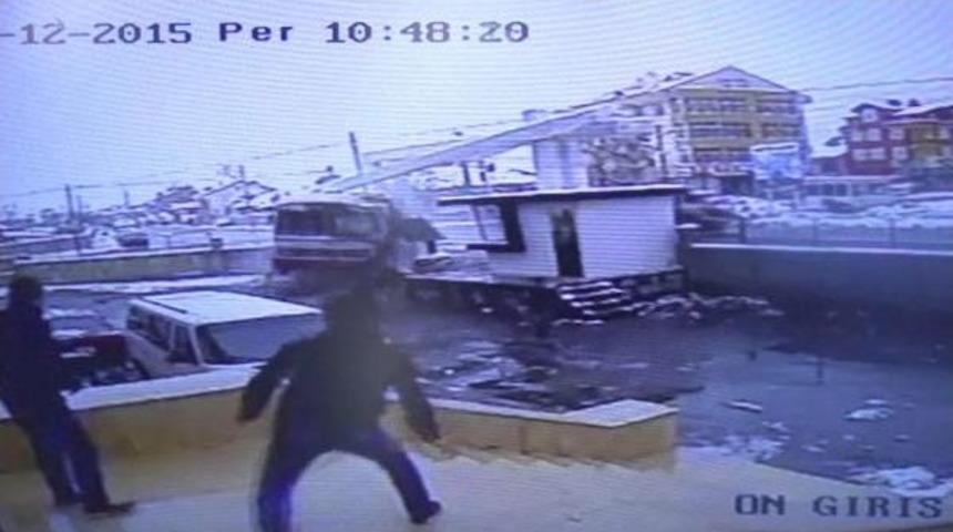 Belediye Otob&uuml;s&uuml; Kamyonetle &Ccedil;arpıştı: 1 &Ouml;l&uuml;, 4 Yaralı