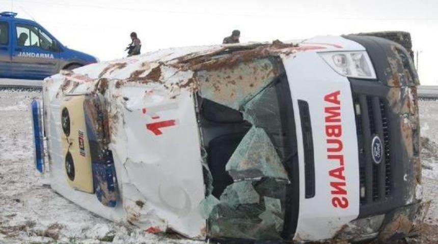 Kazaya Giden Ambulans Şarampole Devrildi: 3 Yaralı