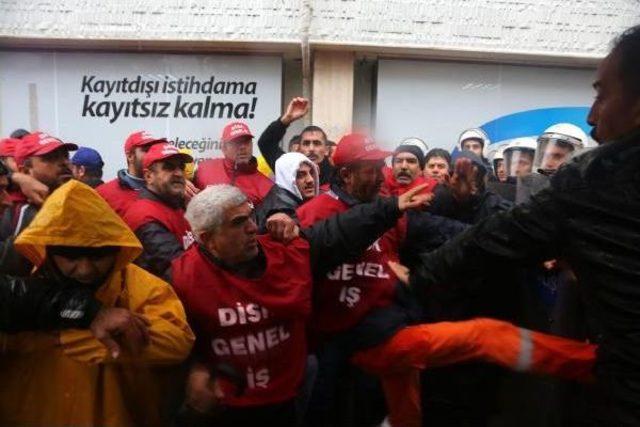 Mersin'de Belediyeden Atılan Taşeron Işçilerine Biber Gazlı Müdahale