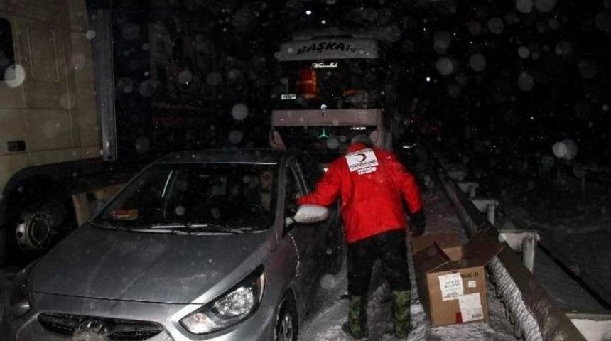 Kızılay&rsquo;dan Yolda Kalanlara Yardım