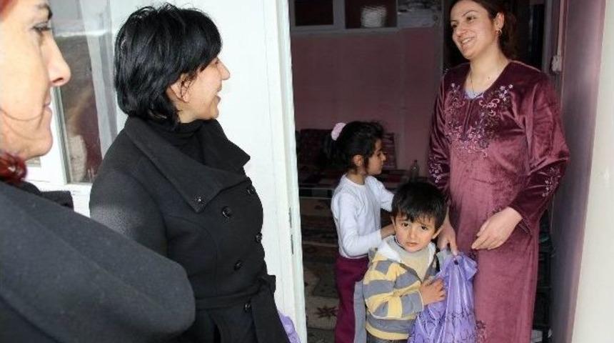 Kobanili Kadın Ve &Ccedil;ocuklara Yardım