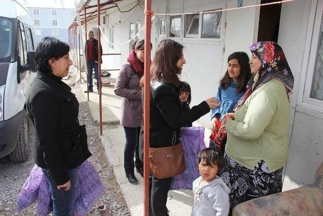 Kobanili Kadın Ve Çocuklara Yardım