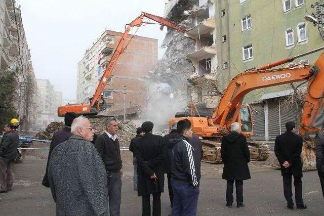 Bağlar Belediyesi Hasarlı Bir Binanın Yıkımını Gerçekleştirdi