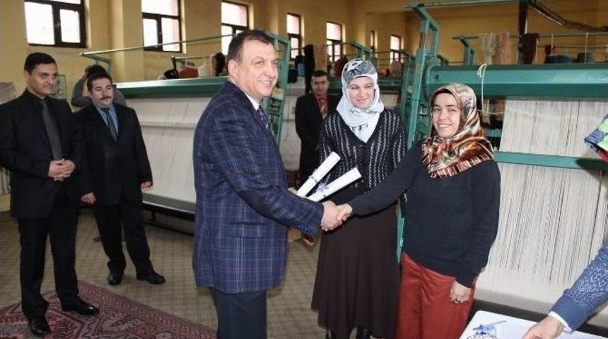 Yıldızeli&rsquo;nde Halıcılık Kursu Kursiyelerleri Sertifikalarını Aldı