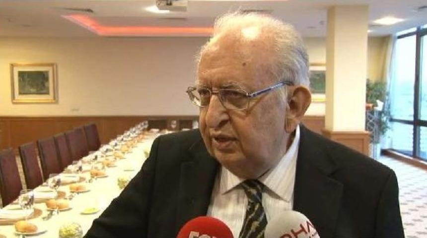 H&uuml;samettin Cindoruk'tan "milli Merkez" Yemeği