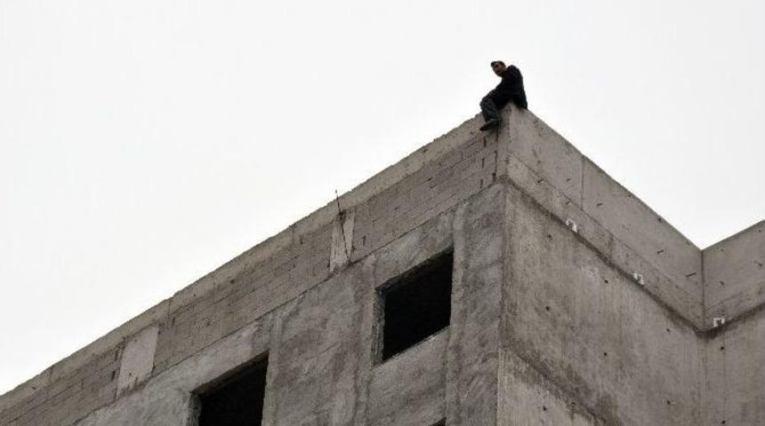 İnşaatın Çatısından Kendisini Atmaya Çalıştı