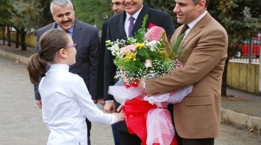 Kaymakamdan Tv Programlarına K&uuml;f&uuml;r Tepkisi