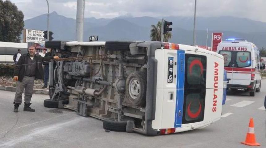 Hasta Taşıyan Ambulans Otomobille &Ccedil;arpıştı: 5 Yaralı
