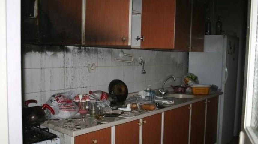 Yemek Yapmaya &Ccedil;alışan &Ouml;ğrenciler Evi Yaktı