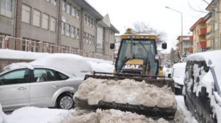 Afyonkarahisar&rsquo;da Kar Temizleme &Ccedil;alışmalarına Park Engeli