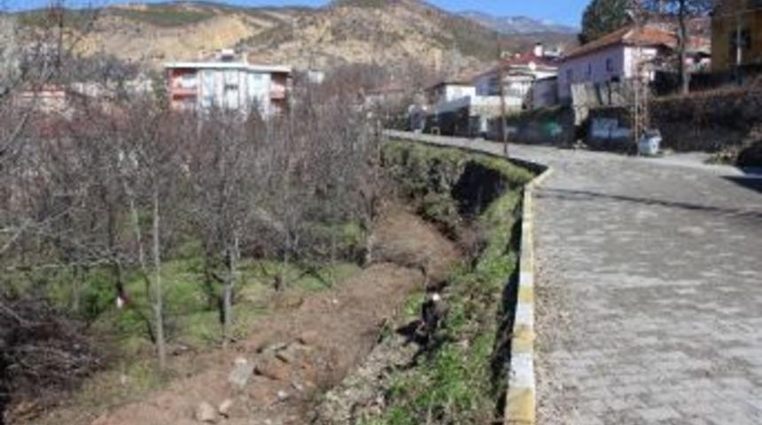 Koyulhisar&rsquo;da Yollarda Bakım Ve Onarım &Ccedil;alışması