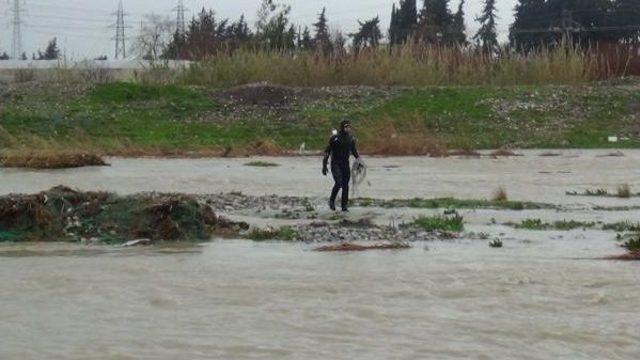 Ekipler, Dereye Düştüğü Söylenen Kişiyi Arıyor