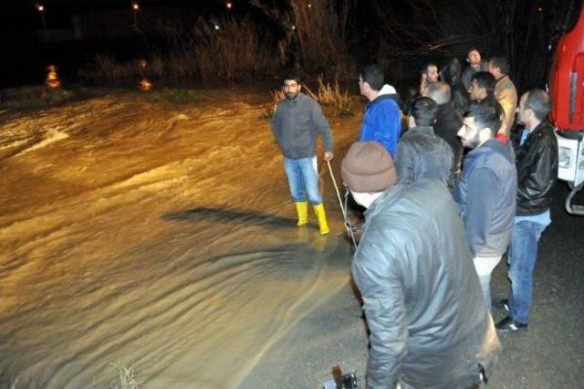 Ekipler, Dereye Düştüğü Söylenen Kişiyi Arıyor