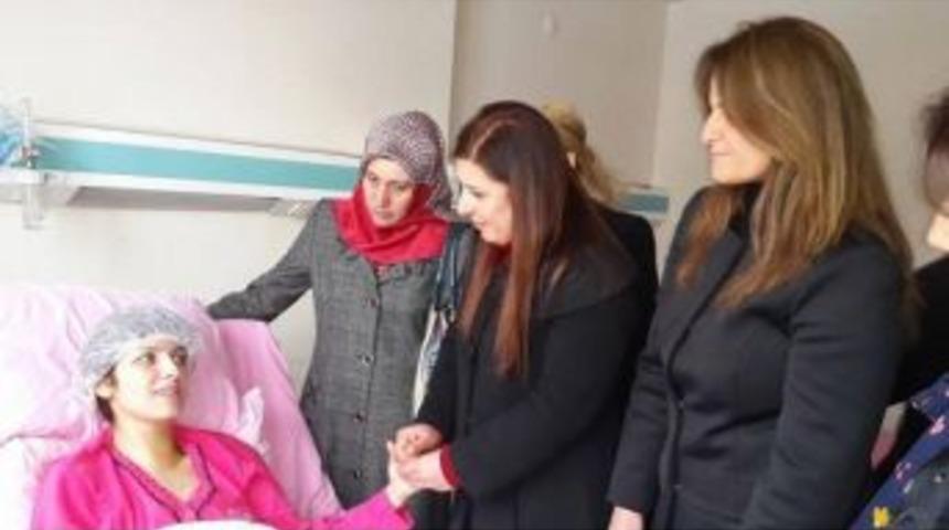 Koca Dehşetini Yaşayan Kadına Ak Partili Kadınlardan Ziyaret