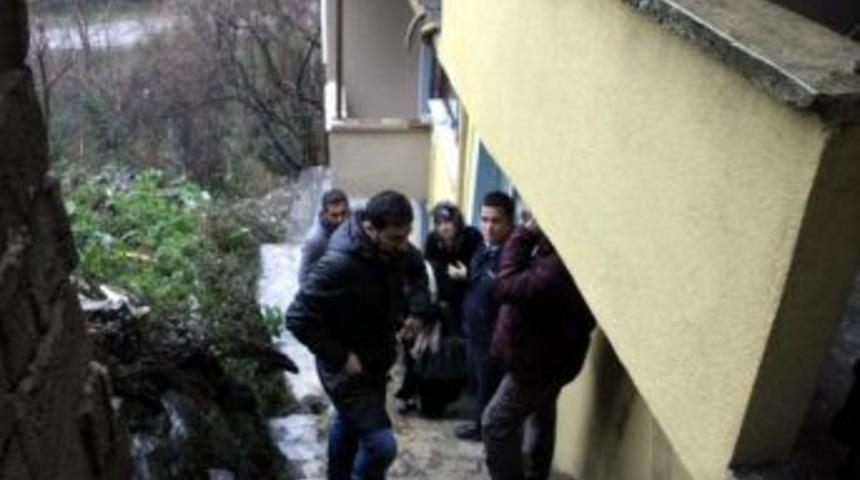 Ereğli'de 4'&uuml;nc&uuml; Kattan Atlayan Kadın Ağır Yaralandı