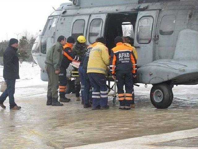 Ambulans Kara Saplanınca 2 Hamile Kadın Askeri Helikopterle Hastaneye Götürüldü