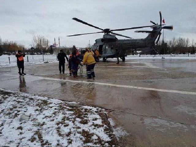 Ambulans Kara Saplanınca 2 Hamile Kadın Askeri Helikopterle Hastaneye Götürüldü