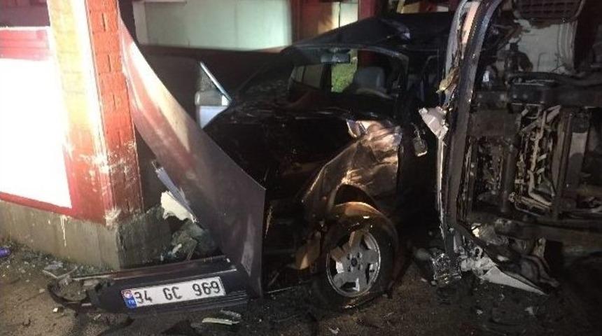 Otomobille Kamyonet &Ccedil;arpıştı: 1 Yaralı