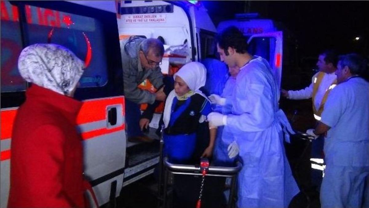 Servis Minib&uuml;s&uuml;, Kamyonete Arkadan &Ccedil;arptı: 16 Yaralı