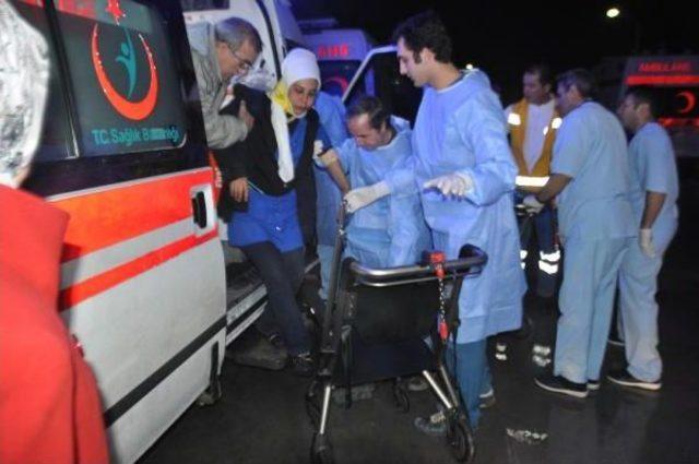 İşçileri Taşıyan Minibüs, Kamyonete Arkadan Çarptı: 16 Yaralı