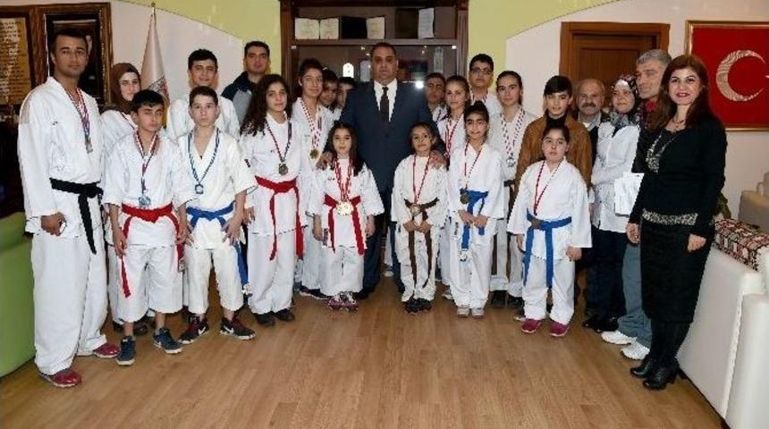 Minik Karatecilerden Başkan Can&rsquo;a Mini G&ouml;steri