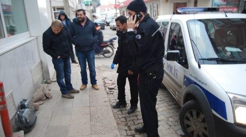 Kaldırıma Atılan Farları Polis Muhafazaya Aldı