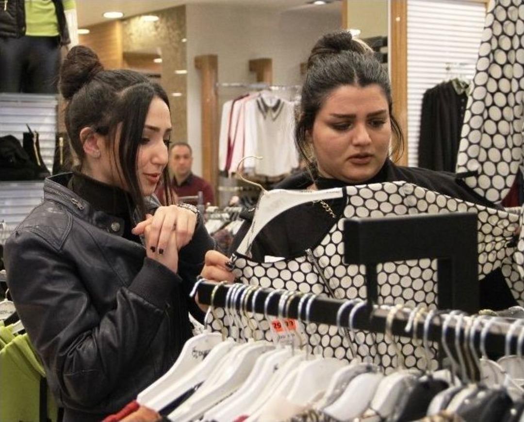 İranlı Turistler Van Esnafının Y&uuml;z&uuml;n&uuml; G&uuml;ld&uuml;rd&uuml;