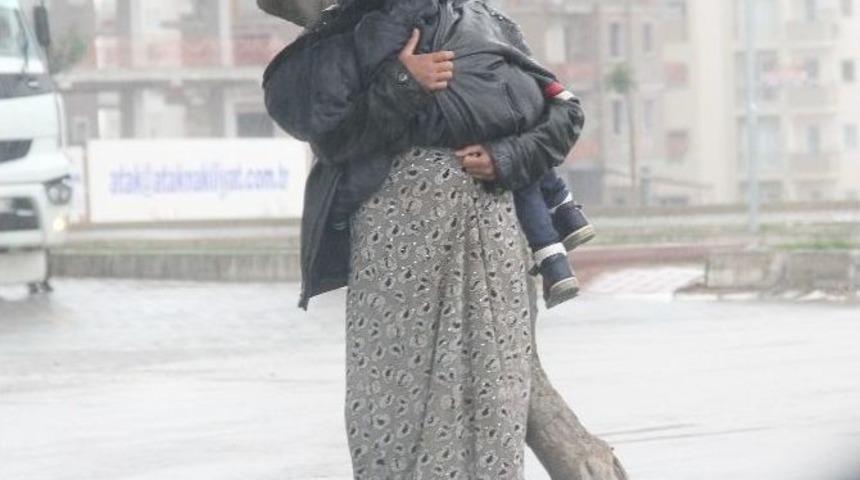 Yağmurda Bile Çocuklarını İstismar Ederek Dileniyorlar