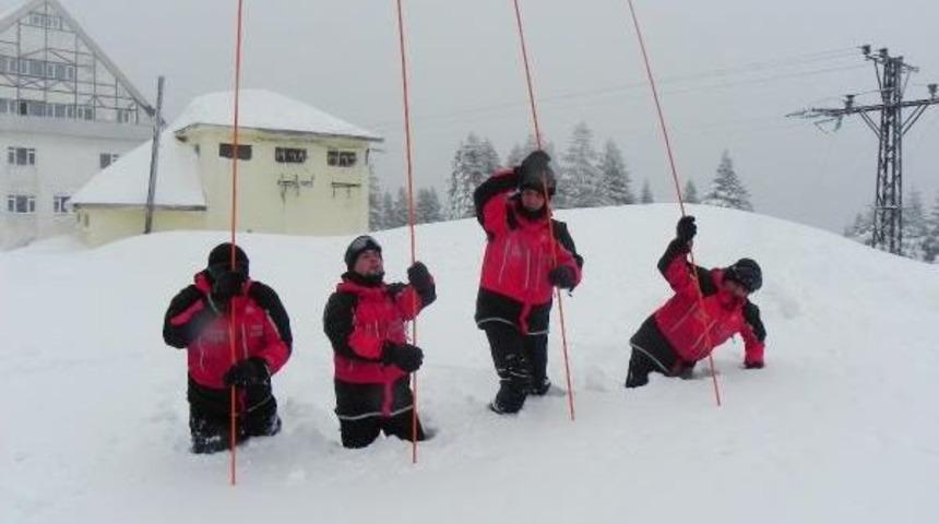 Uludağ&rsquo;Da Kar Altında Kalan Otomobilleri Jandarma Buluyor