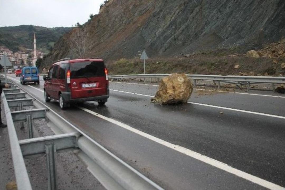 Dağdan D&uuml;şen Kayalar Yolu Trafiğe Kapattı