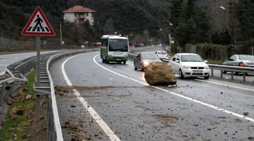 Kaya Par&ccedil;aları Yola D&uuml;şt&uuml;, Ulaşım Durdu
