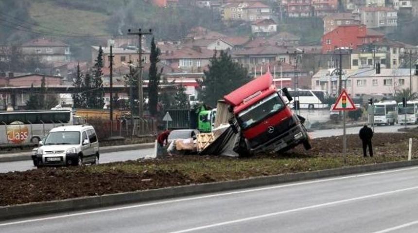 Dorsedeki Y&uuml;k&uuml; Kayan Tır Yan Yattı