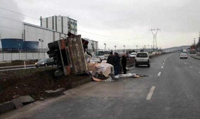 Dorsedeki Yükü Kayan Tır Yan Yattı