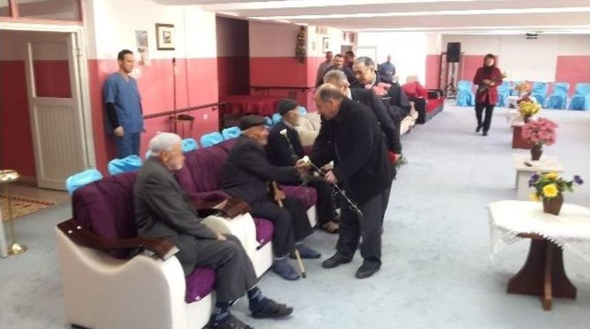 Huzurevi Sakinlerine Sevgililer G&uuml;n&uuml; Kutlaması