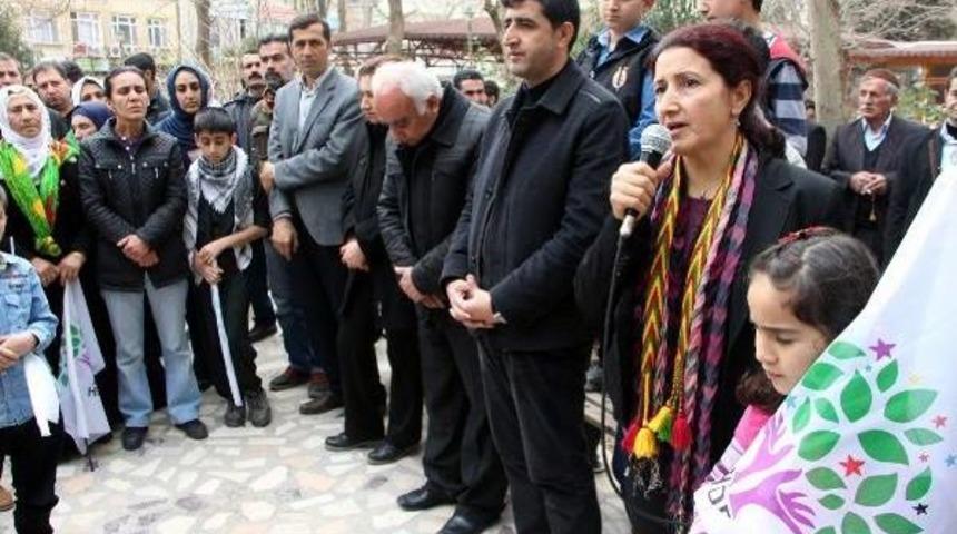 Hdp İl&ccedil;e Başkan Yardımcısı &Ouml;calan Rozeti Taktı