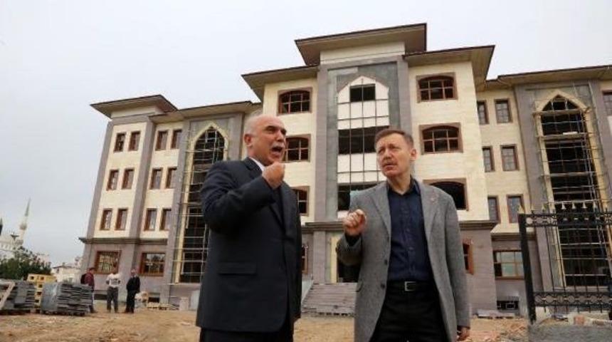 Milletvekili Ile Kaymakamın 'saray' Ve '&ccedil;alma' Tartışması