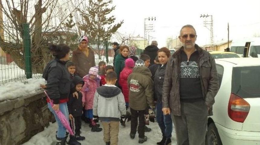 Veliler Yakılan Okulun Onarılmasını İstiyor