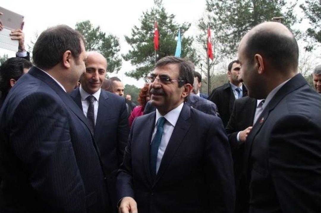 &Ccedil;evre Ve Şehircilik Bakanı İdris G&uuml;ll&uuml;ce: