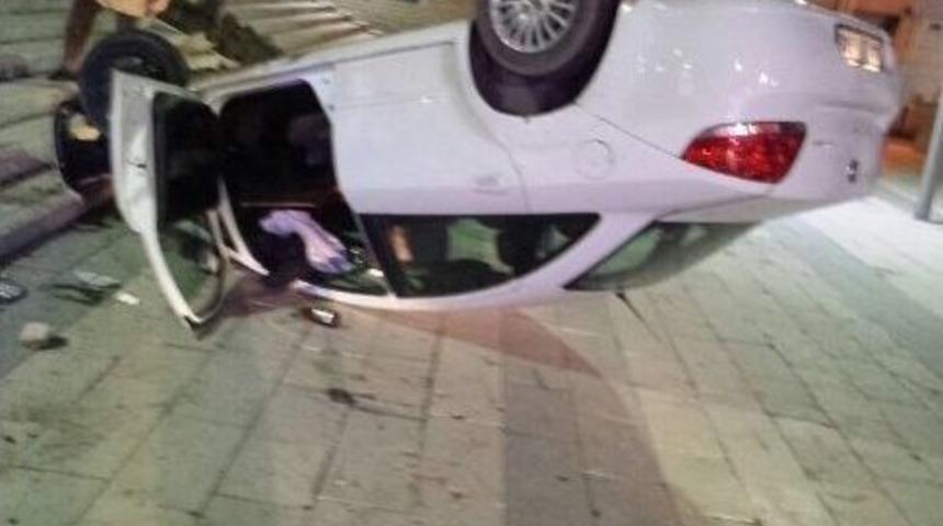 Otomobil Meydana &Ccedil;ıktı: İki Yaralı