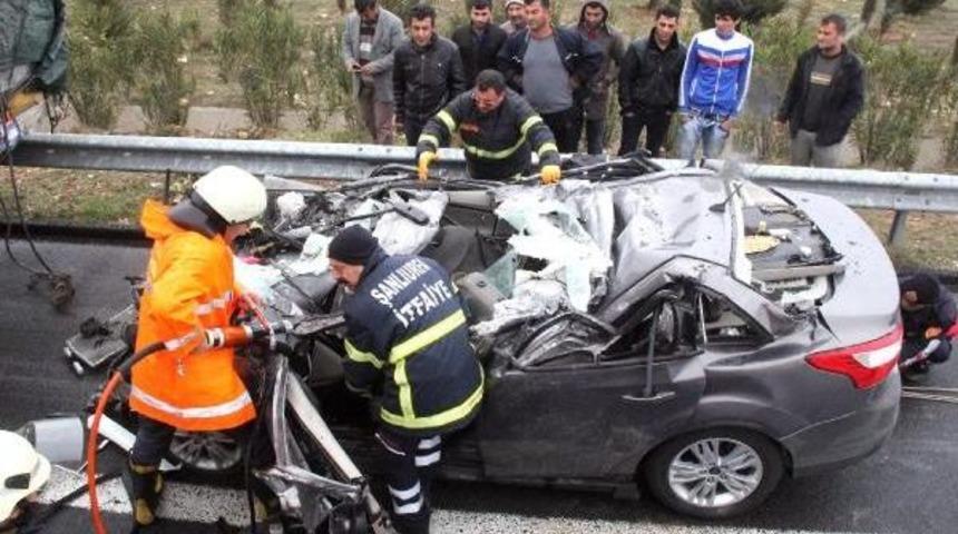 Şanlıurfa'da Tır'a Arkadan &Ccedil;arpan Otomobilin S&uuml;r&uuml;c&uuml;s&uuml; &Ouml;ld&uuml;