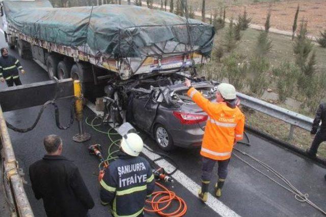 Şanlıurfa'da Tır'a Arkadan Çarpan Otomobilin Sürücüsü Öldü