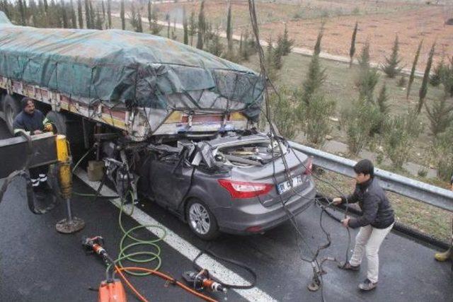 Şanlıurfa'da Tır'a Arkadan Çarpan Otomobilin Sürücüsü Öldü