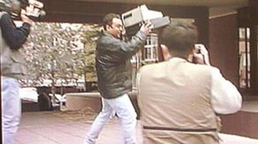 Ecevit'e yazar kasa fırlatan kişi artık &ccedil;&ouml;p&ccedil;&uuml;