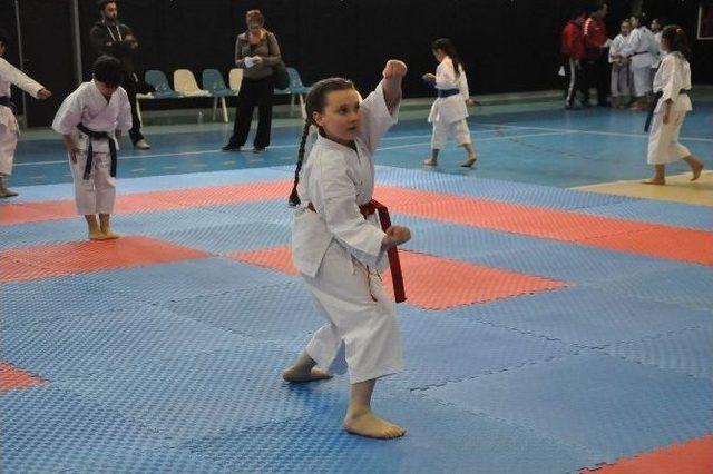 Okullararası Küçük Ve Yıldızlar Karate Grup Müsabakaları