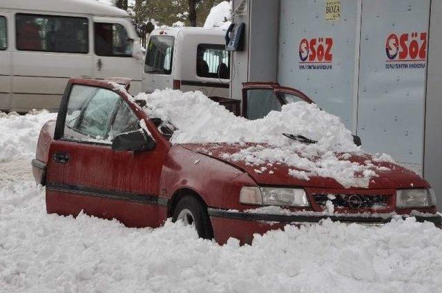 Çatıdan Düşen Kar Kütlesi Otomobili Hurdaya Çevirdi