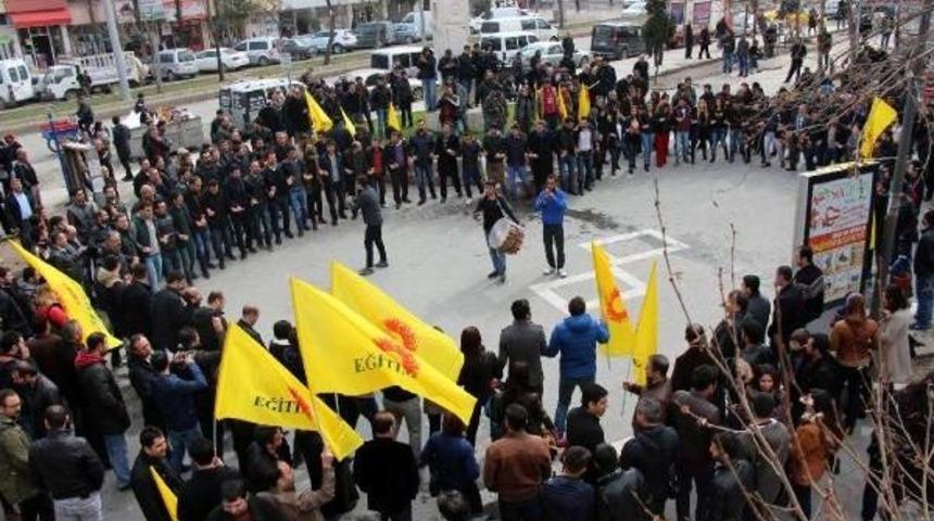 Elazığ'da Biber Gazlı M&uuml;dahale, Batman'da Davul Zurnalı Eylem