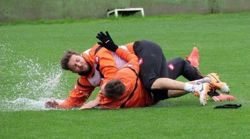 Adanaspor, Gaziantep B&uuml;y&uuml;kşehir Belediyespor Ma&ccedil;ı Hazırlıklarını Yağmur Altında S&uuml;rd&uuml;rd&uuml;