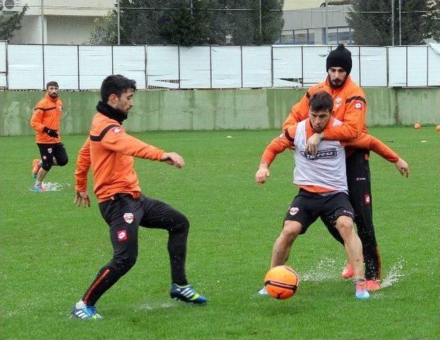 Adanaspor, Gaziantep Büyükşehir Belediyespor Maçı Hazırlıklarını Yağmur Altında Sürdürdü
